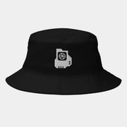 Sombrero de pescador negro con calavera elevada