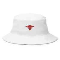 Biały bucket hat w minimalistycznym looku