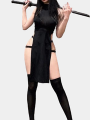Schwarzes Kleid mit Cut-Outs