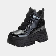 Schwarze Plateau-Sneaker im 90er-Style