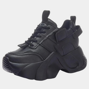 Schwarze Plateau-Sneaker mit Markenlook