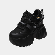 Schwarze Sneaker mit hoher Plateausohle
