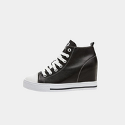 Schwarz-weiße Plateau-Sneaker