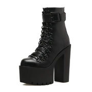 Klobige Schwarze Schnürstiefel
