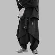 Schwarze Hose mit unregelmäßigem Patchwork