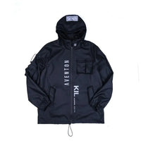 Černý kabát Techwear v cargo stylu s mnoha kapsami a kapucí, s bílým nápisem na přední straně.