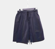 Pantalones cortos reflectantes de colores brillantes de noche