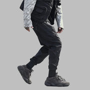 Schwarze Hose mit schräger Reißverschlusstasche