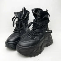Tech Wear Boots Black, para czarnych butów na platformie ze sznurowaniem z przodu, owijanymi paskami i metką YINUODA na pasku