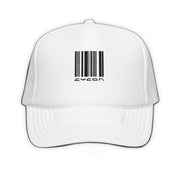 Gorra de camionero con código de barras en color blanco