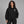 Y2K-hoodie med dyreprint på ryggen – båret af en kvinde