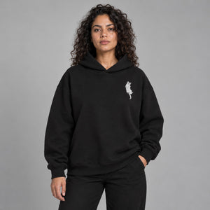 Y2K-hoodie med dyreprint på ryggen – båret af en kvinde