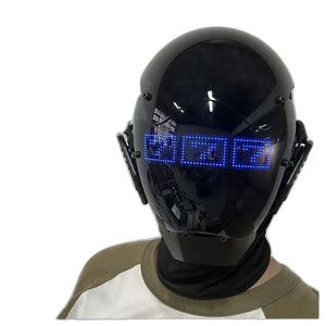 Hełm cyberpunk z animowanym tekstem noszony, widok z przodu, niebieskie znaki LED przewijające się na czarnym wizjerze