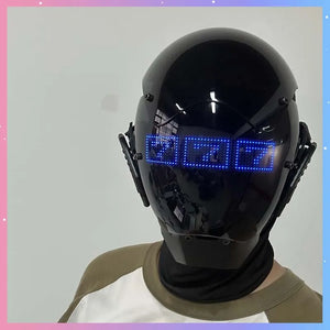 Hełm cyberpunk z animowanym tekstem z pastelową ramką, niebieski pas tekstu świecący na noszonej czarnej skorupie