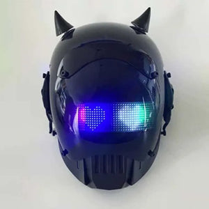 Casco Cyberpunk con texto animado con pequeños cuernos negros, corazones de píxeles rosas y verdes en la pantalla