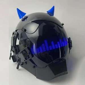 Casco Cyberpunk con texto animado con cuernos azules, vista lateral con barras de ecualizador azules en la visera