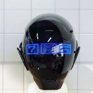 Casco Cyberpunk con texto animado sobre un soporte blanco, caracteres azules iluminados en la banda, pared de azulejos