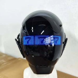 Casco Cyberpunk con texto animado sobre un soporte en una mesa de madera, vista frontal de la pantalla de texto azul