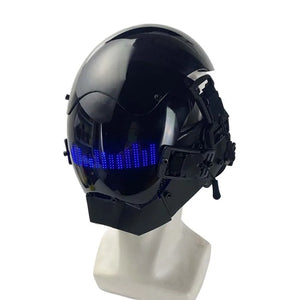 Casco Cyberpunk con texto animado con pantalla azul, barras de ecualizador iluminadas sobre una cabeza de maniquí blanca
