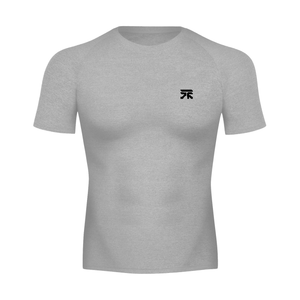 Flecking Gray atletisk kortærmet kompressionstrøje lagt fladt, set forfra med det sorte emblem på brystet