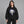 Y2K-hoodie med print på ryggen – båret af en kvinde