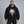 Y2K-hoodie med print på ryggen – båret af en mand