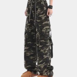 Baggy cargo camo pants