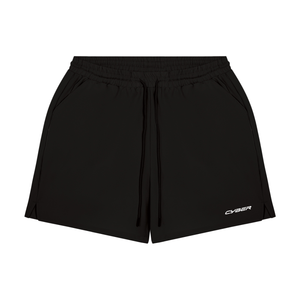 Sorte forede gymshorts lagt fladt, set forfra med snøre, sidesplit og et hvidt CYBER-logo