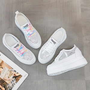 Najlepsze białe sneakersy na platformie widziane z góry, koronkowa siateczkowa cholewka i tęczowe sznurowadła