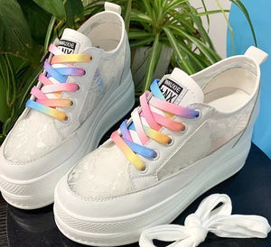 Najlepsze białe sneakersy na platformie z tęczowymi sznurowadłami i parą białych sznurowadeł