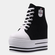 Schwarze Canvas-Plateau-Sneaker