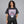 Sort Y2K-T-shirt med grafisk print – båret af en kvinde