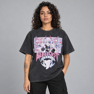 Sort Y2K-T-shirt med grafisk print – båret af en kvinde