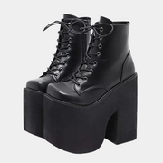Schwarze Schnürstiefel mit Blockabsatz