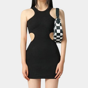 Schwarzes Kleid mit seitlichem Cut-Out