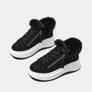 Schwarze Sneaker mit weißer Plateausohle