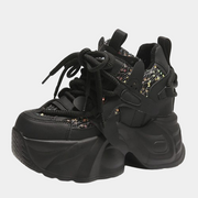 Schwarze Plateau-Sneaker mit auffälliger Sohle