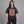 Sort Y2K-t-shirt med grafisk print – båret af en kvinde