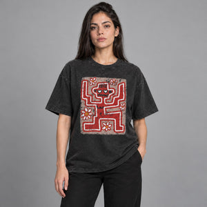 Sort Y2K-t-shirt med grafisk print – båret af en kvinde