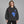 Sort Y2K hoodie – båret af en kvinde