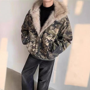 Vasket camouflage Y2K-jakke båret åben, set forfra med metallynlåsen og den ribbede mørke ensfarvede kant