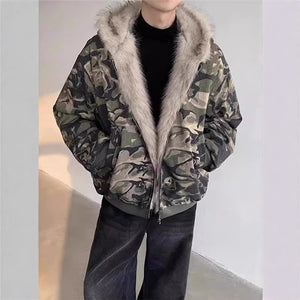 Mand i Camo Fur Hood Y2K Jacket og falmede sorte jeans, set forfra stående i et solbeskinnet rum