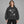 Casual sort Y2K-hoodie – båret af en kvinde