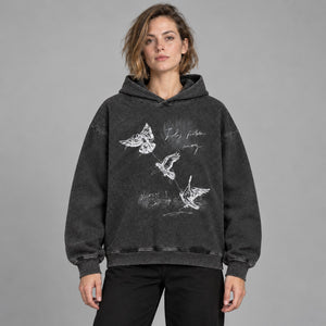 Casual sort Y2K-hoodie – båret af en kvinde