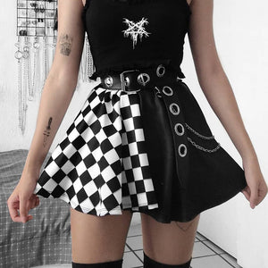 Mini saia Goth xadrez em preto e branco usada com cinto de ilhós e corrente, vista frontal da saia em A