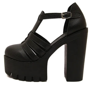 Sandalias negras con tacones gruesos