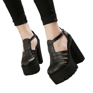 Sandalias negras con tacones gruesos