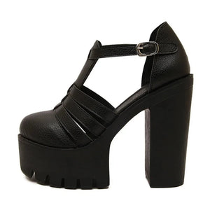 Sandalias negras con tacones gruesos