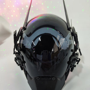 Κράνος Circle Cyberpunk – μπροστινή όψη, με σβηστά φώτα και μαύρο γυαλί