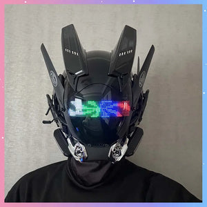 Hełm cyberpunk z kolorowym ekranem z pastelową obwódką, wielokolorowe strzałki świecące na ekranie na twarzy